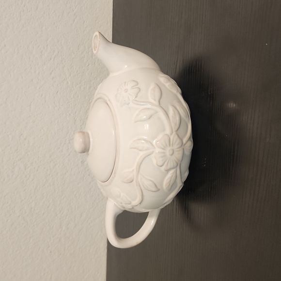 Margaux porcelain teapot - Picture 1 of 6